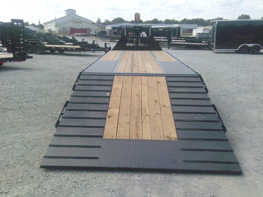 102" x 32' Tandem Low-Pro Gooseneck w/Hyd. Dove -24K