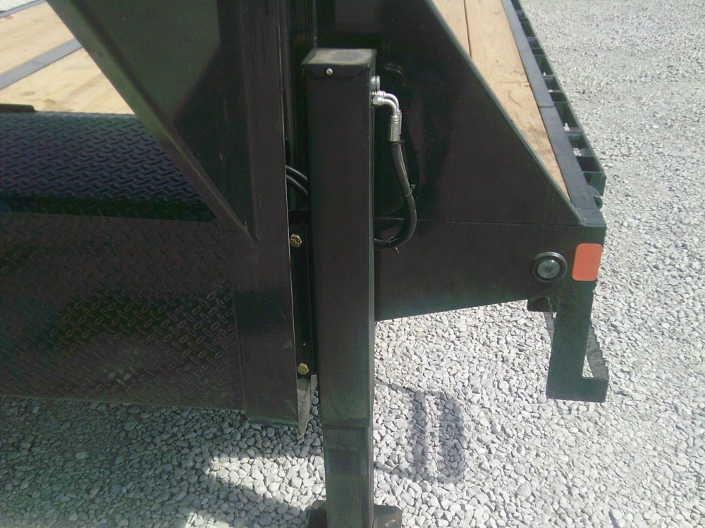 102" x 32' Tandem Low-Pro Gooseneck w/Hyd. Dove -24K