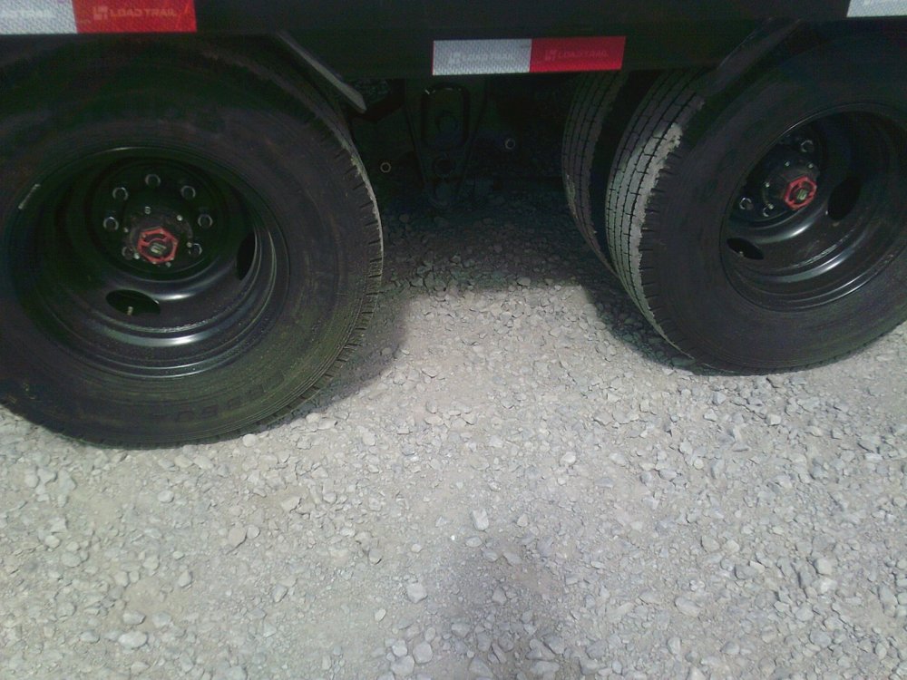 102" x 32' Tandem Low-Pro Gooseneck w/Hyd. Dove -24K