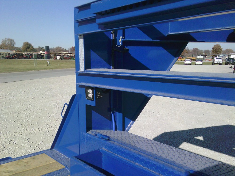 102" x 30' Single Wheel Low-Pro Gooseneck