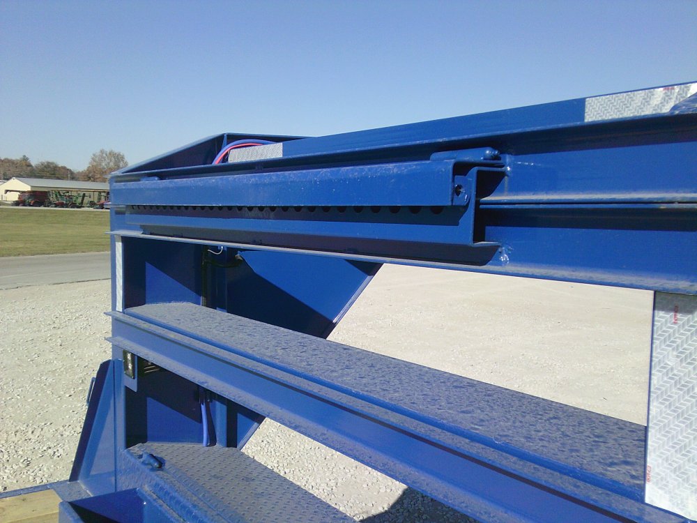 102" x 30' Single Wheel Low-Pro Gooseneck