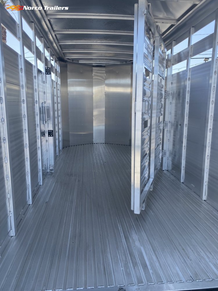 2025 Featherlite 6.7' x 16' 8107 LIVESTOCK Livestock trailer