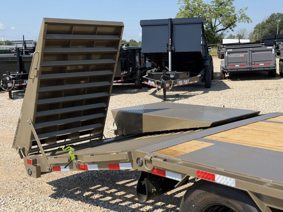 2027 Load Trail GP 102X30 / 14 PLY / MAX RAMPS / WINCH PLATE / 25.9K GVWR / Flatbed Trailer