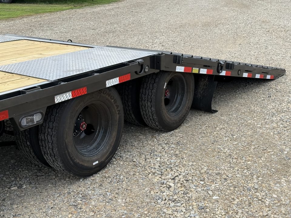 2026 Load Trail GL 102X40 / HYDRO DOVE & JACKS / 14PLY / WINCH PLATE / WIRELESS REMOTE / 25.9K GVWR