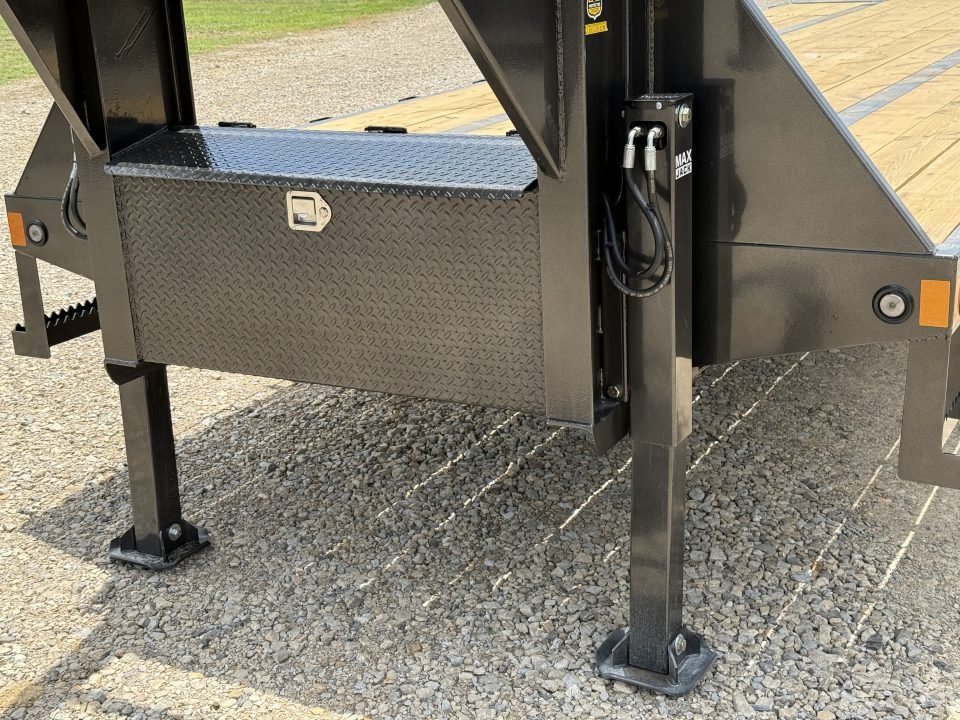 2026 Load Trail GL 102X40 / HYDRO DOVE & JACKS / 14PLY / WINCH PLATE / WIRELESS REMOTE / 25.9K GVWR