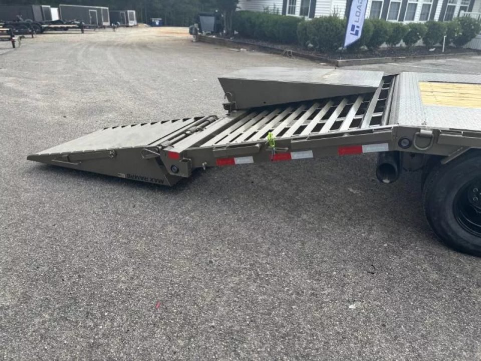 2027 Load Trail GP 102X32 GOOSENECK TRIPLE AXLE W/MAX RAMPS AND 14 PLY TIRES 30K GVWR Flatbed Traile