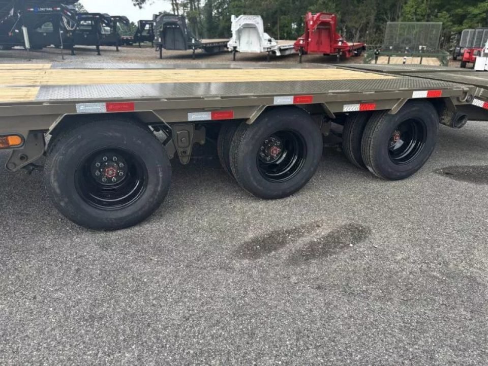 2027 Load Trail GP 102X32 GOOSENECK TRIPLE AXLE W/MAX RAMPS AND 14 PLY TIRES 30K GVWR Flatbed Traile