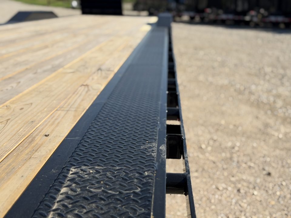 2026 Load Trail GC 102X40 / I-BEAM FRAME / MAX RAMPS / RUB RAIL / WINCH PLATE / 14K GVWR / Flatbed T