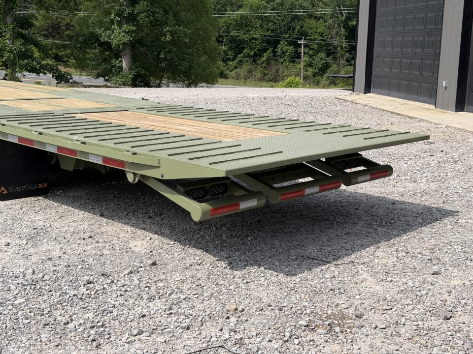2026 RawMaxx HTX 102X32 40K GVWR 11' HYDRUALIC DOVETAIL 16K HYDRAULIC DISC BRAKES WIRELESS REMOTE Fl