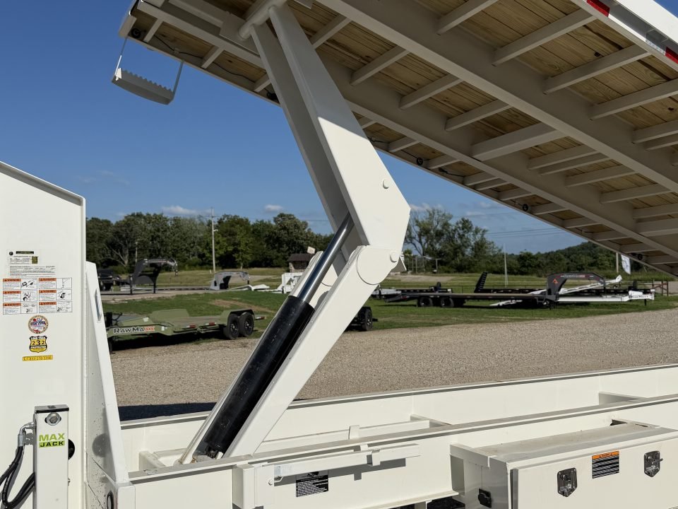 2026 Load Trail GT 102X40 / 14 PLY / WIRELESS REMOTE / 18K WINCH / FULL TILT / 25.9K GVWR / Flatbed