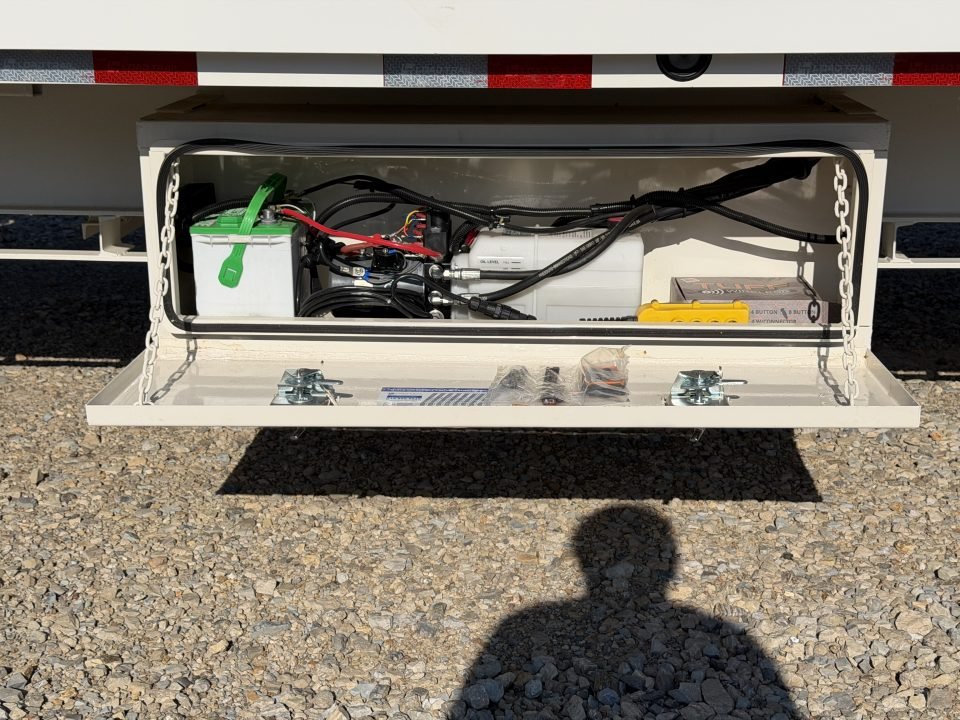 2026 Load Trail GT 102X40 / 14 PLY / WIRELESS REMOTE / 18K WINCH / FULL TILT / 25.9K GVWR / Flatbed
