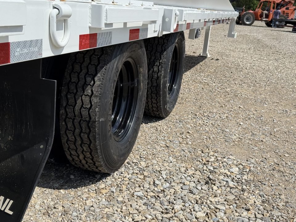 2027 Load Trail GL 102X32 / HYDRO DOVE & JACKS / 14PLY / WIRELESS REMOTE / WINCH PLATE / 25.9K GVWR 