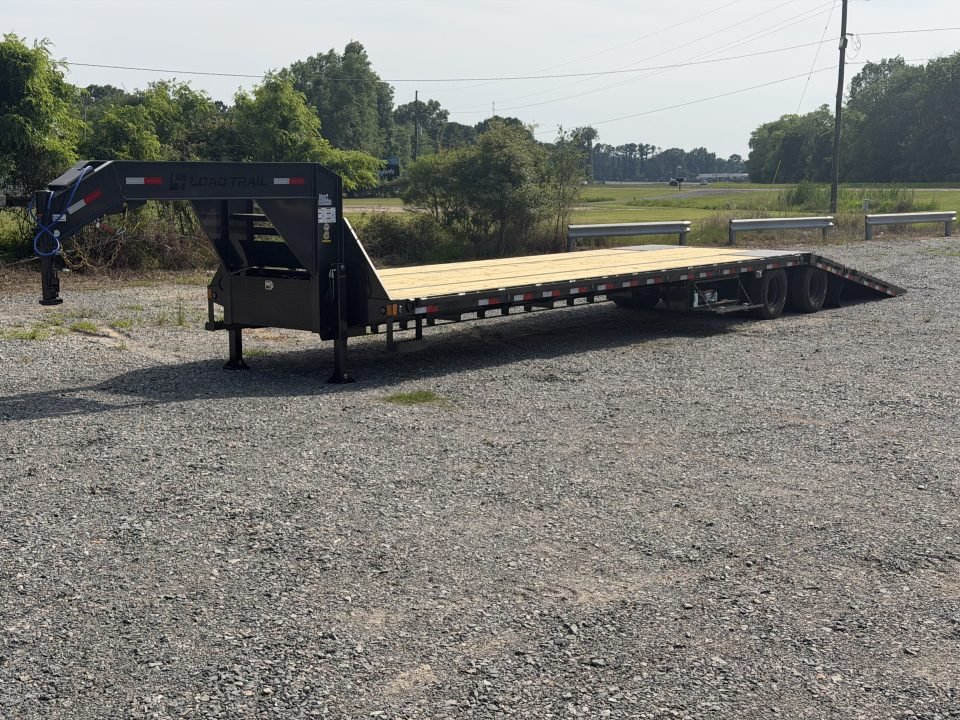 2026 Load Trail 102X40 GL Deckover Trailer W/ 12'' DOVE TAIL, 14 PLY TIRES, HYDRAULIC JACKS, WIRLESS