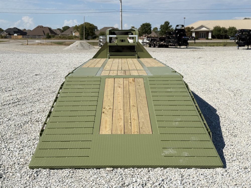 2027 RawMaxx HTX 102X32 GOOSENECK W/HYDRAULIC DISC BRAKES, HYDRAULIC JACKS, 14 PLYS, LOCKING CHAIN R