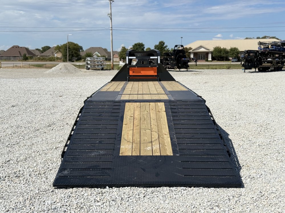 2027 RawMaxx HTX 102X32 GOOSENECK W/HYDRAULIC DISC BRAKES, HYDRAULIC JACKS, 14 PLYS, LOCKING CHAIN R