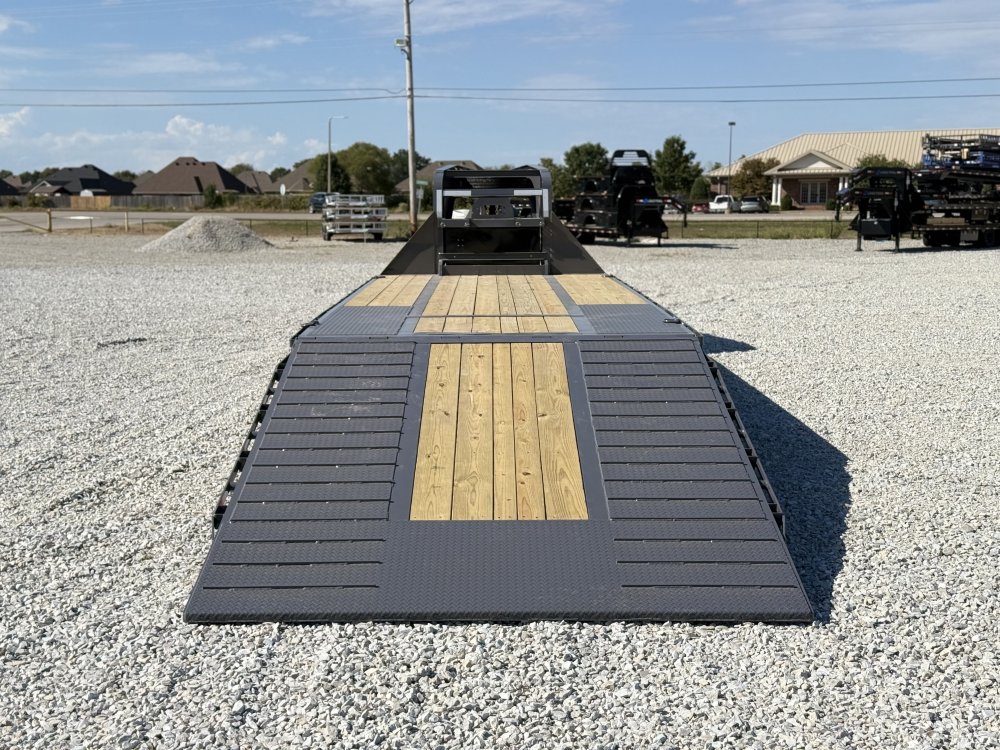 2027 RawMaxx HTX 102X32 GOOSENECK W/HYDRAULIC DISC BRAKES, HYDRAULIC JACKS, 14 PLYS, LOCKING CHAIN R