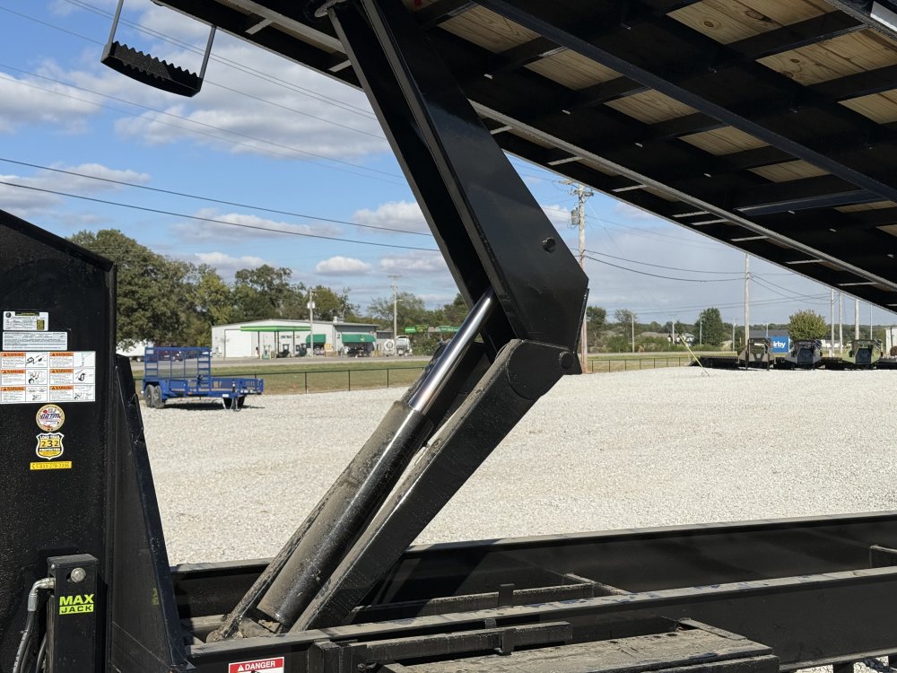 2027 LOAD TRAIL GT 102X40 GOOSENECK FULL TILT W/14 PLYS, HYDRAULIC JACKS, 18K WINCH, AND WIRELESS RE