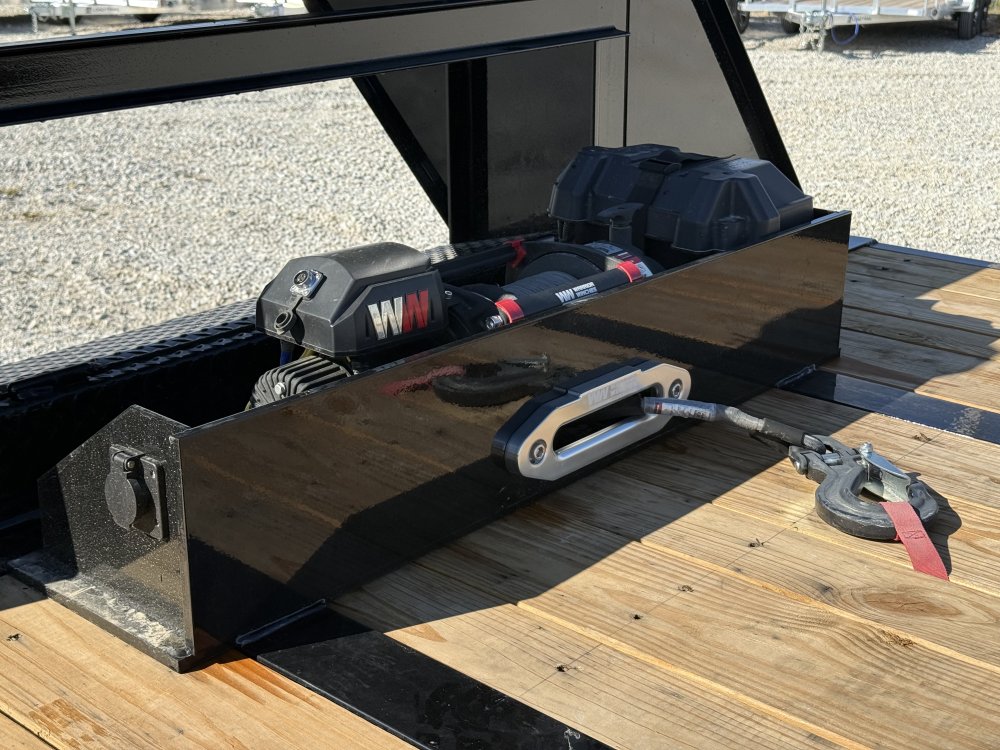 2027 LOAD TRAIL GT 102X40 GOOSENECK FULL TILT W/14 PLYS, HYDRAULIC JACKS, 18K WINCH, AND WIRELESS RE