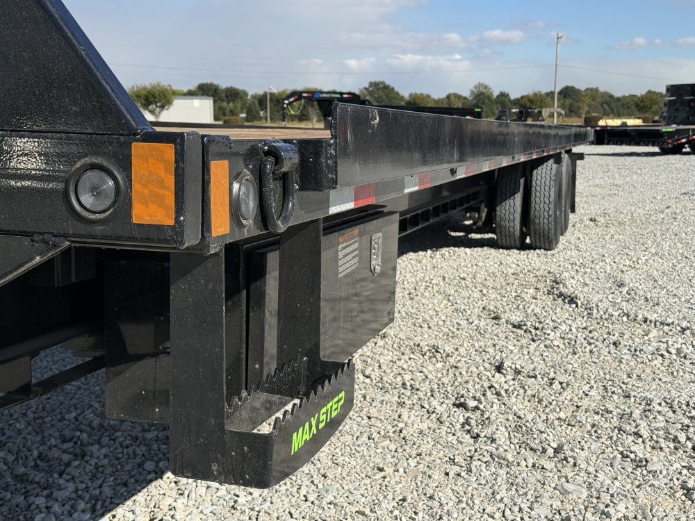 2027 LOAD TRAIL GT 102X40 GOOSENECK FULL TILT W/14 PLYS, HYDRAULIC JACKS, 18K WINCH, AND WIRELESS RE