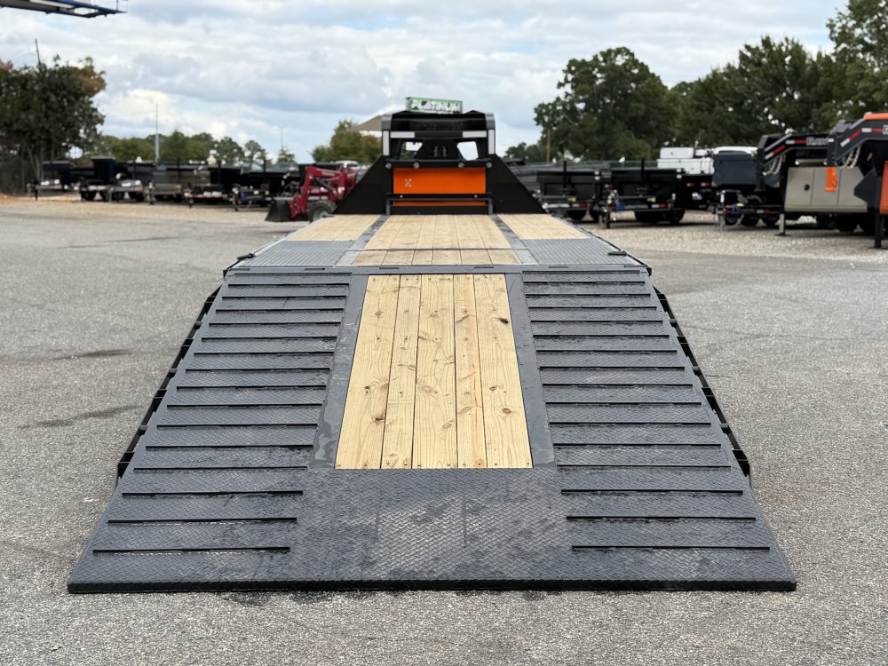 2027 RawMaxx HTX 102X32 GOOSENECK W/HYDRAULIC DISC BRAKES, HYDRAULIC JACKS, 14 PLYS, LOCKING CHAIN R