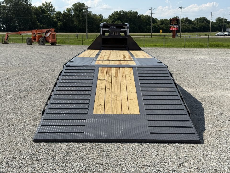 2027 RawMaxx HTX 102X32 GOOSENECK W/HYDRAULIC DISC BRAKES, HYDRAULIC JACKS, 14 PLYS, LOCKING CHAIN R