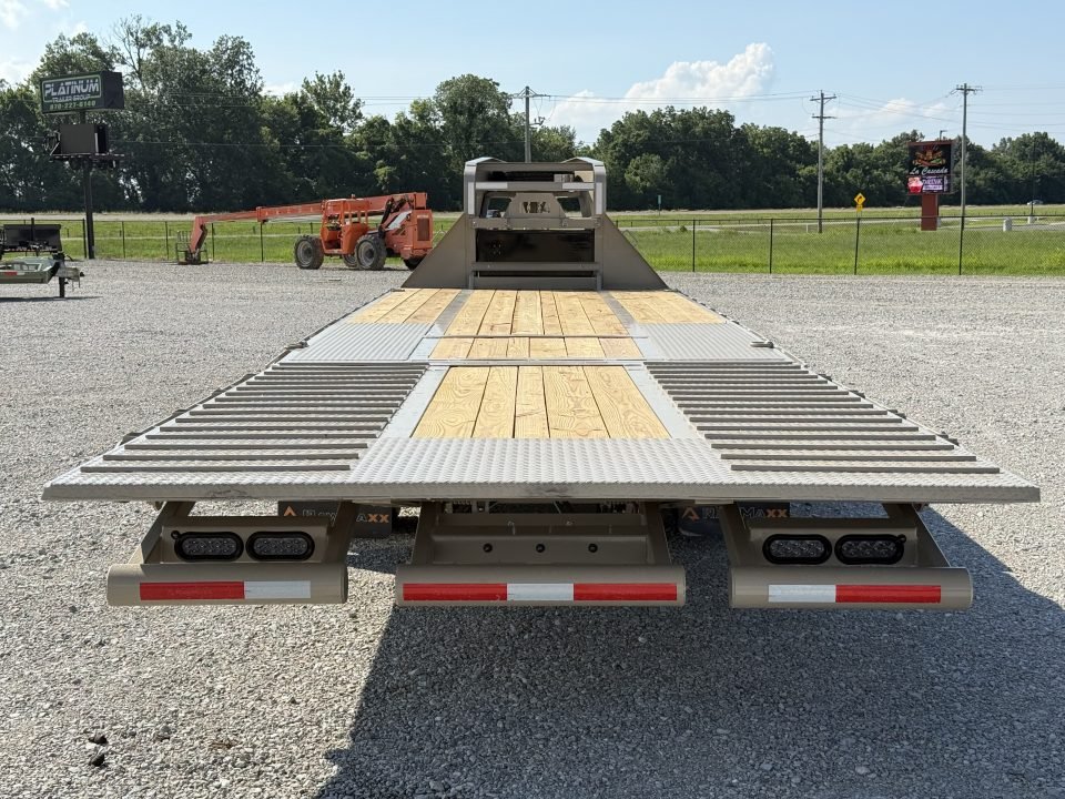 2027 RawMaxx HTX 102X32 GOOSENECK W/HYDRAULIC DISC BRAKES, HYDRAULIC JACKS, 14 PLYS, LOCKING CHAIN R