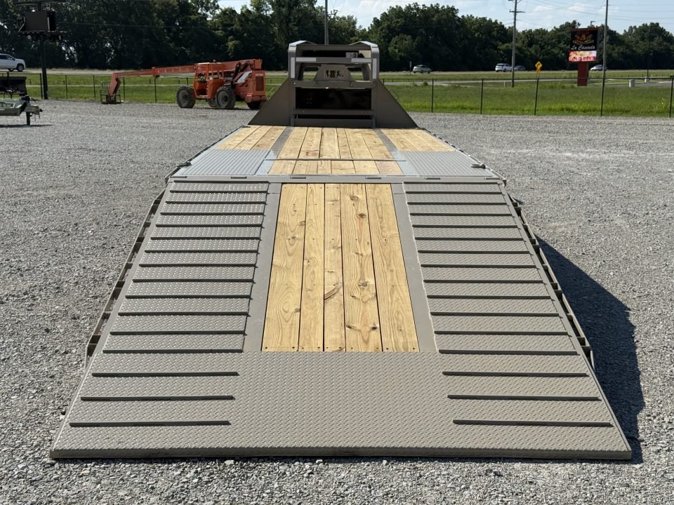 2027 RawMaxx HTX 102X32 GOOSENECK W/HYDRAULIC DISC BRAKES, HYDRAULIC JACKS, 14 PLYS, LOCKING CHAIN R