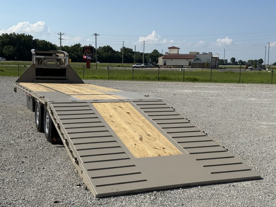 2027 RawMaxx HTX 102X32 GOOSENECK W/HYDRAULIC DISC BRAKES, HYDRAULIC JACKS, 14 PLYS, LOCKING CHAIN R