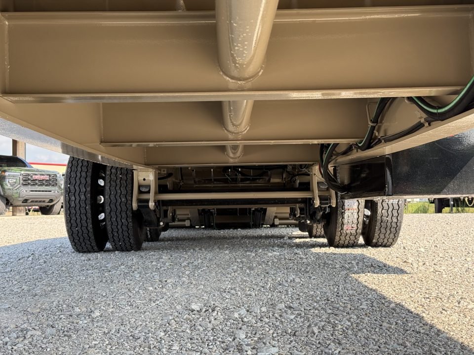 2027 RawMaxx HTX 102X32 GOOSENECK W/HYDRAULIC DISC BRAKES, HYDRAULIC JACKS, 14 PLYS, LOCKING CHAIN R