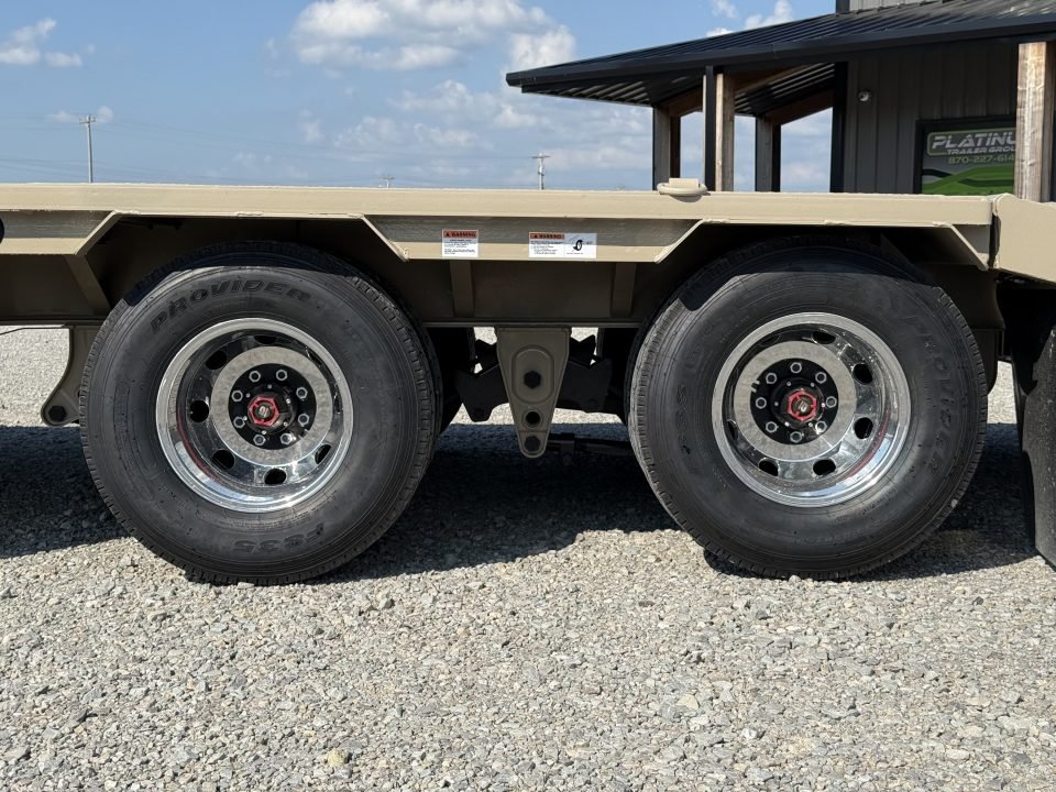 2027 RawMaxx HTX 102X32 GOOSENECK W/HYDRAULIC DISC BRAKES, HYDRAULIC JACKS, 14 PLYS, LOCKING CHAIN R