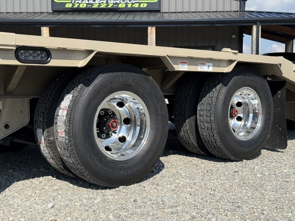 2027 RawMaxx HTX 102X32 GOOSENECK W/HYDRAULIC DISC BRAKES, HYDRAULIC JACKS, 14 PLYS, LOCKING CHAIN R