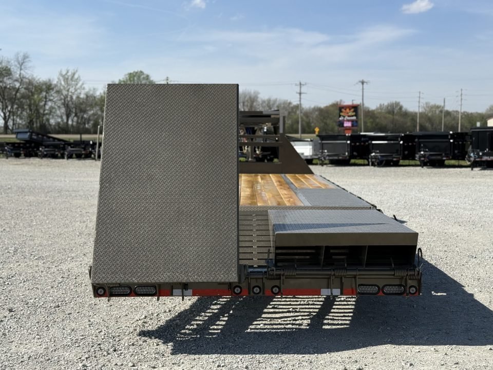 2027 Load Trail GP 102X25 GOOSENECK W/MAX RAMPS AND 14 PLYS 25.9K GVWR Flatbed Trailer