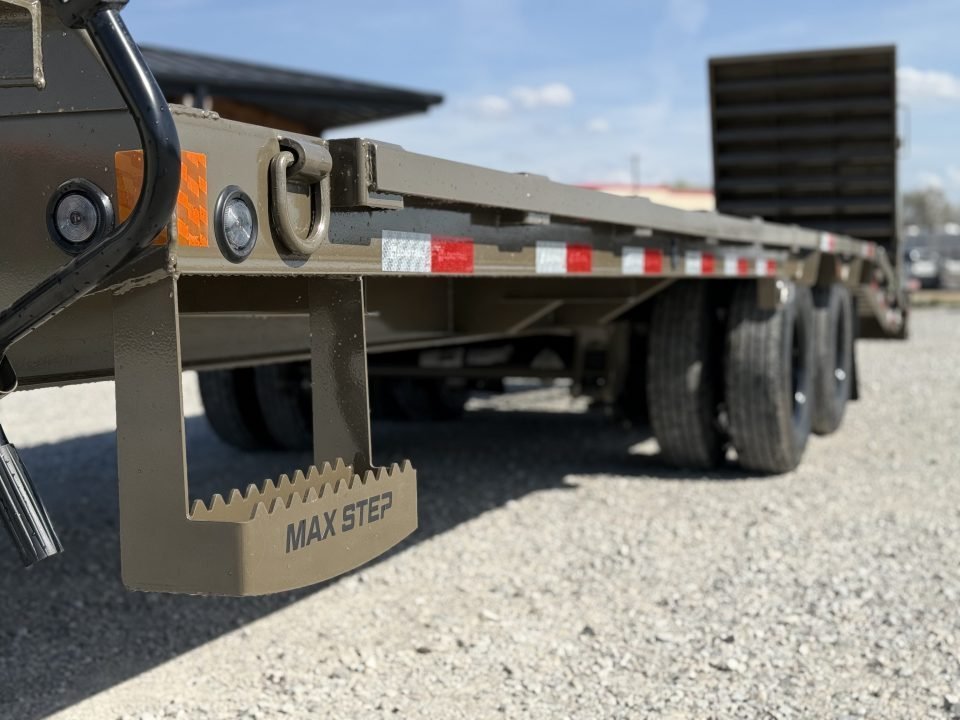 2027 Load Trail GP 102X25 GOOSENECK W/MAX RAMPS AND 14 PLYS 25.9K GVWR Flatbed Trailer
