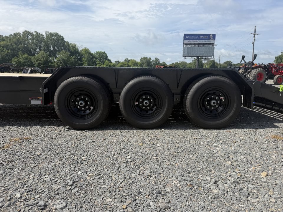 2026 Load Trail CH 83X22 Equipment Trailer / MAX RAMPS / FRONT TOOL BOX / WINCH PLATE / RUB RAIL / 2