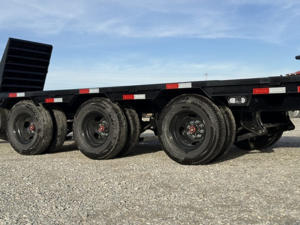 2027 Load Trail GP 102X32 GOOSENECK TRIPLE AXLE W/MAX RAMPS AND 14 PLY TIRES 30K GVWR Flatbed Traile