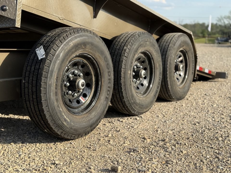 2026 Load Trail GN 83X24 Tilt Trailer / 8" I-BEAM FRAME / TORSION AXLES / 14 PLY TIRES / WINCH PLATE