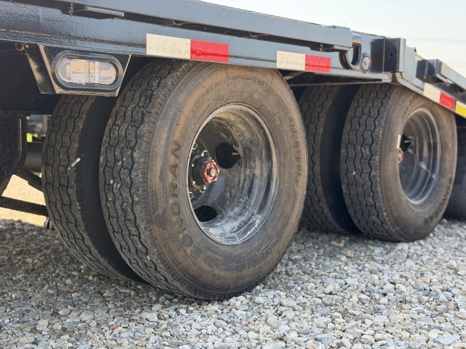 2027 Load Trail GL 102X32 / HYDRO DOVE & JACKS / 14 PLY / WIRELESS REMOTE / 25.9 GVWR / Flatbed Trai