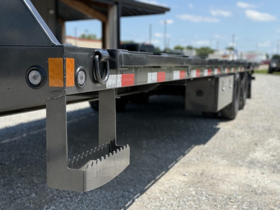 2027 Load Trail GL 102X32 GOOSENECK HYDRAULIC DOVETAIL W/12' CLEATED DOVE, 14 PLYS, HYDRAULIC JACKS,