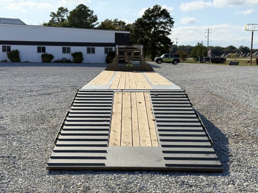 2027 Load Trail GL 102X40 GOOSENECK HYDRAULIC DOVETAIL W/12' CLEATED DOVE, 14 PLYS, HYDRAULIC JACKS,