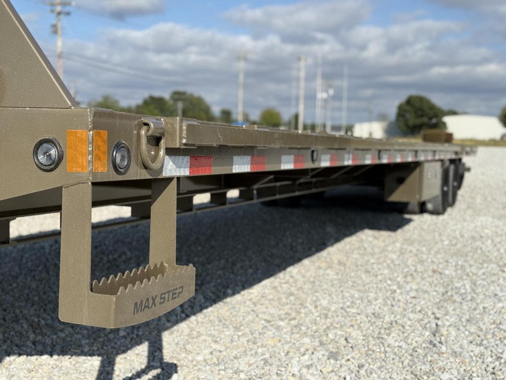 2027 Load Trail GL 102X40 GOOSENECK HYDRAULIC DOVETAIL W/12' CLEATED DOVE, 14 PLYS, HYDRAULIC JACKS,