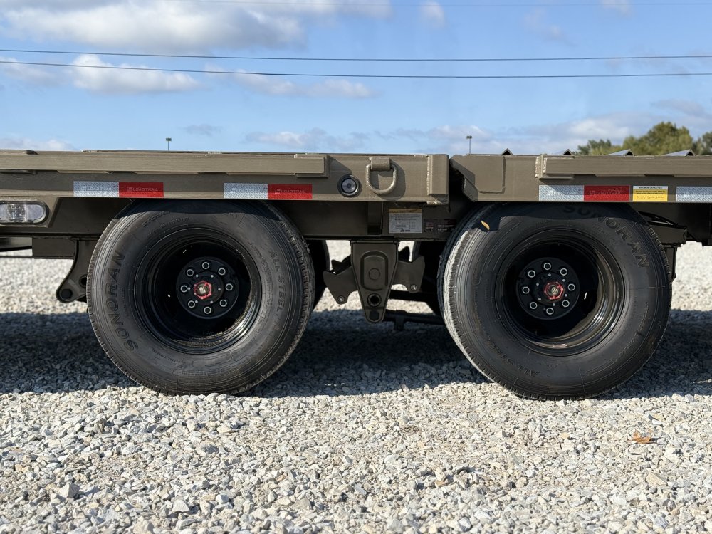 2027 Load Trail GL 102X40 GOOSENECK HYDRAULIC DOVETAIL W/12' CLEATED DOVE, 14 PLYS, HYDRAULIC JACKS,