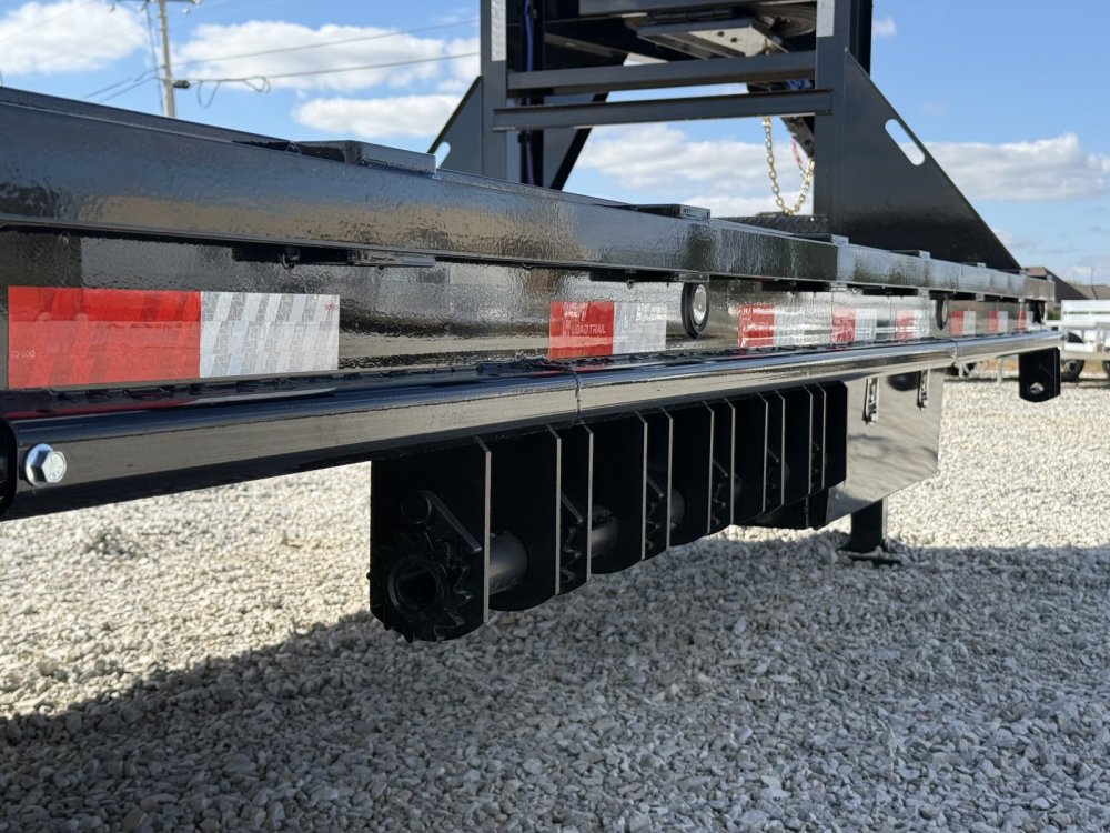 2027 Load Trail GL 102X32 GOOSENECK HYDRAULIC DOVETAIL AND DISC BRAKES W/12' CLEATED DOVE, 14 PLYS, 