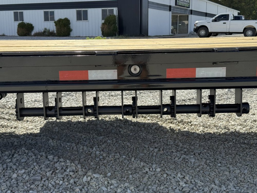 2027 Load Trail GL 102X32 GOOSENECK HYDRAULIC DOVETAIL AND DISC BRAKES W/12' CLEATED DOVE, 14 PLYS, 