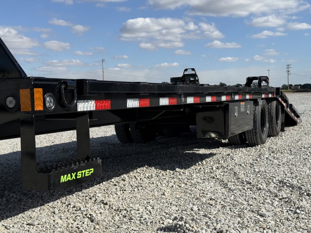 2027 Load Trail GL 102X32 GOOSENECK HYDRAULIC DOVETAIL AND DISC BRAKES W/12' CLEATED DOVE, 14 PLYS, 