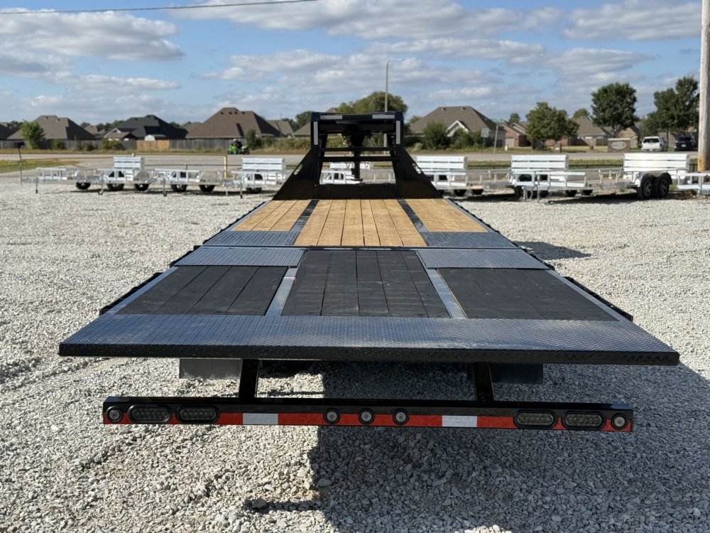 2027 Load Trail GL 102X32 GOOSENECK HYDRAULIC DOVETAIL AND DISC BRAKES W/12' CLEATED DOVE, 14 PLYS, 