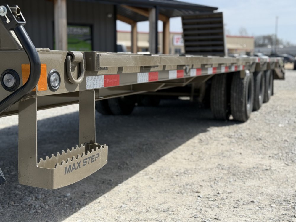 2026 Load Trail GP 102X32 GOOSENECK TRIPLE AXLE W/MAX RAMPS AND 14 PLY TIRES 30K GVWR Flatbed Traile
