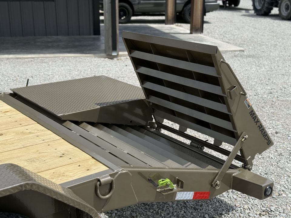 2027 Load Trail GC 83X24 GOOSENECK W/MAX RAMPS, 14 PLYS, AND 4' RAISED NECK 21K GVWR Equipment Trail