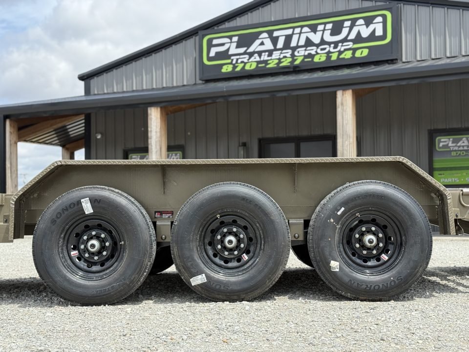 2027 Load Trail GC 83X24 GOOSENECK W/MAX RAMPS, 14 PLYS, AND 4' RAISED NECK 21K GVWR Equipment Trail