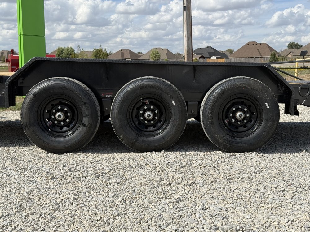 2027 Load Trail GC 83X24 GOOSENECK W/MAX RAMPS, 14 PLYS, AND 4' RAISED NECK 21K GVWR Equipment Trail
