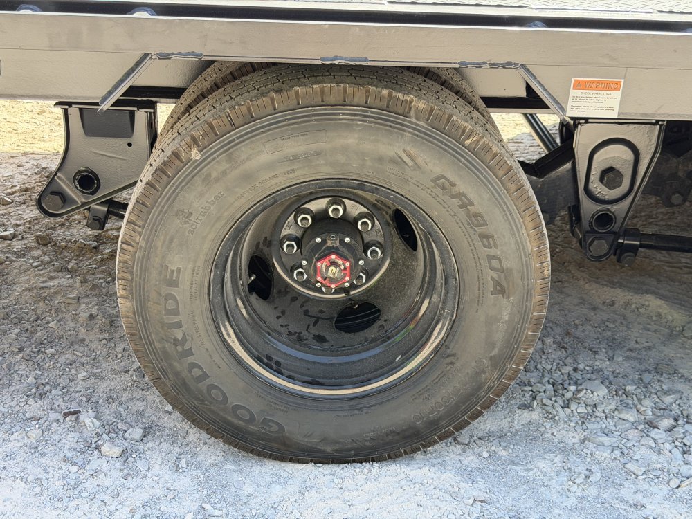 2026 RawMaxx HTX 102X32 25,990 GVWR 11' HYDRUALIC DOVETAIL 12K HYDRAULIC DISC BRAKES WIRELESS REMOTE
